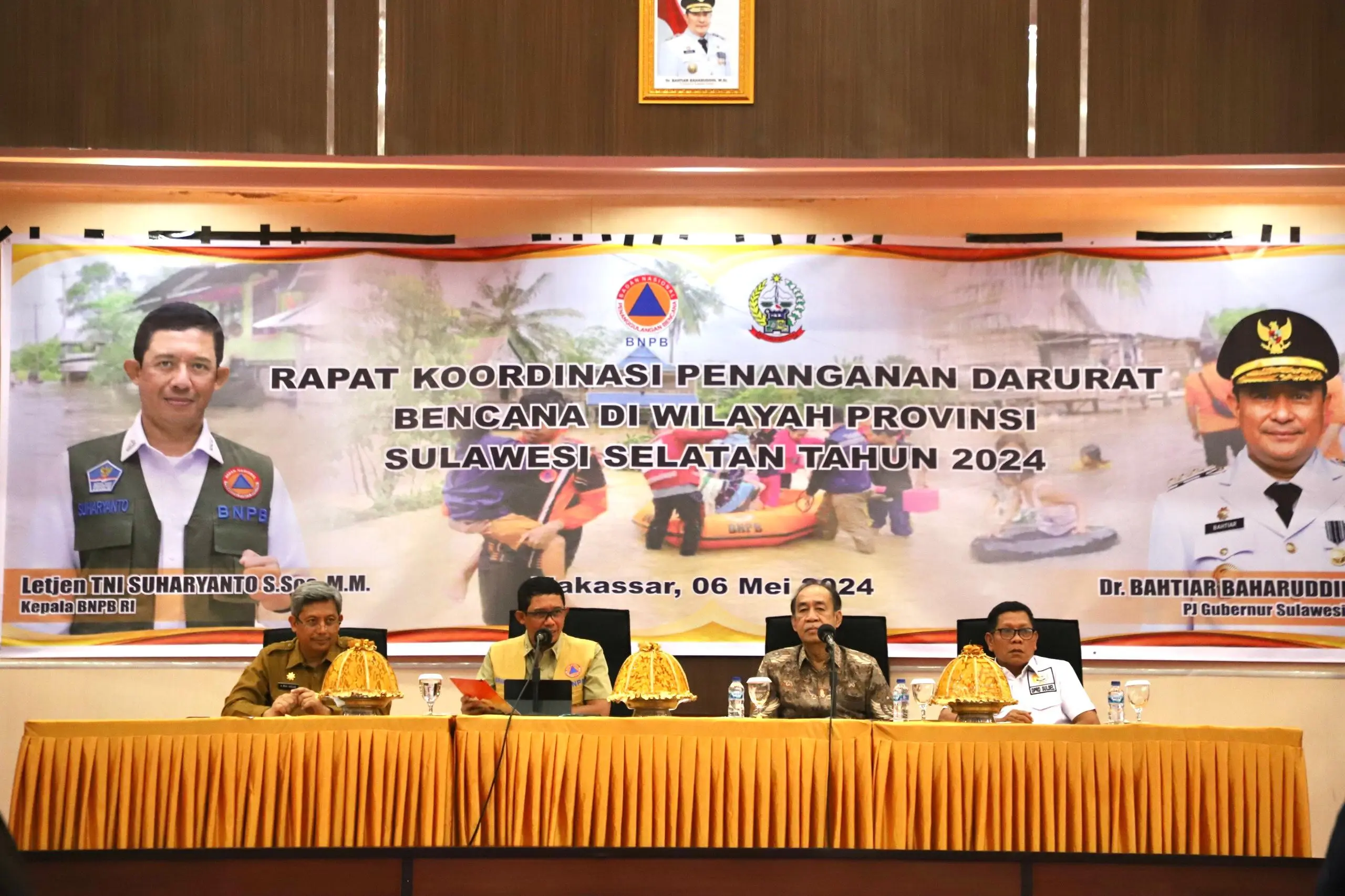 (dari kiri ke kanan) Pj Sekretaris Daerah Provinsi Sulawesi Selatan Andi Muhammad Arsjad, Kepala BNPB Letjen TNI Suharyanto S.Sos., M.M, Ketua Komisi VIII DPR RI Ashabul Kahfi dan Anggota DPRD Sulawesi Selatan Husmaruddin pada Rapat Koordinasi Penangananan Darurat Bencana Banjir dan Tanah Longsor di Provinsi Sulawesi Selatan, Senin (6/5).